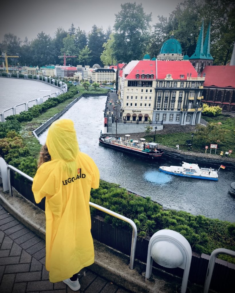 Spaziergang durch das Miniaturdorf bei Regen