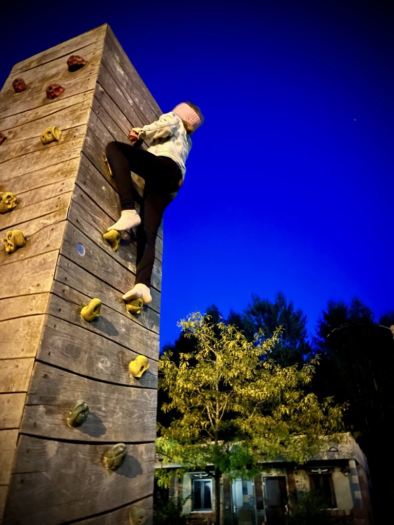 Kletterwand im Legoland Deutschland Feriendorf
